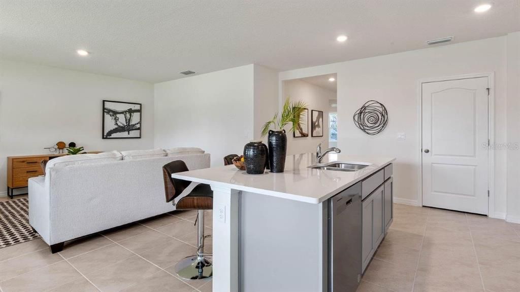 Под контрактом: $280,620 (3 спален, 2 ванн, 1672 Квадратных фут)