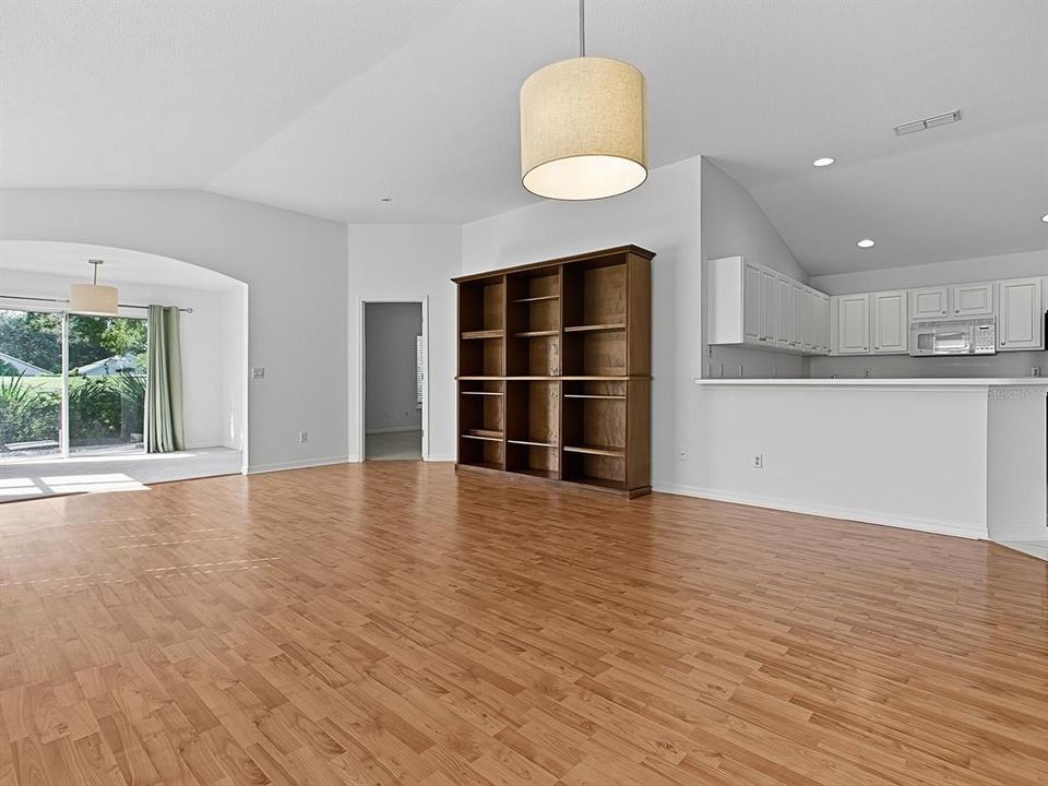 Active With Contract: $315,000 (2 beds, 2 baths, 1522 Square Feet)