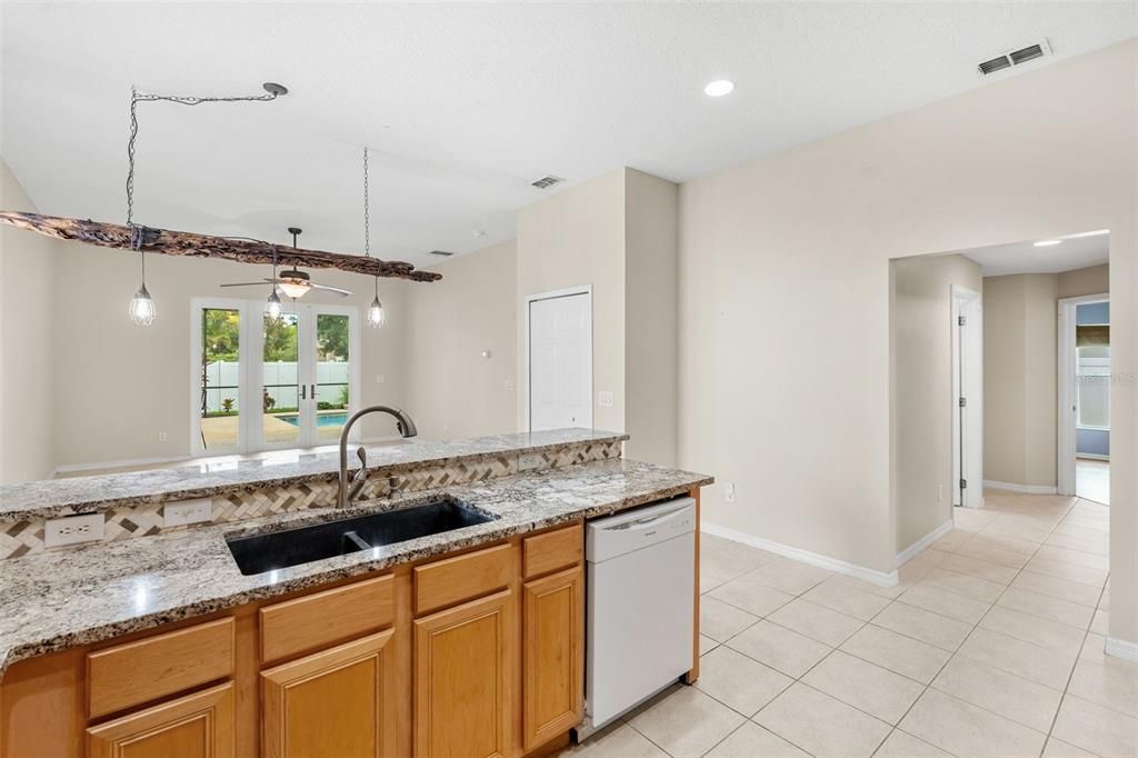 На продажу: $550,000 (4 спален, 2 ванн, 2014 Квадратных фут)