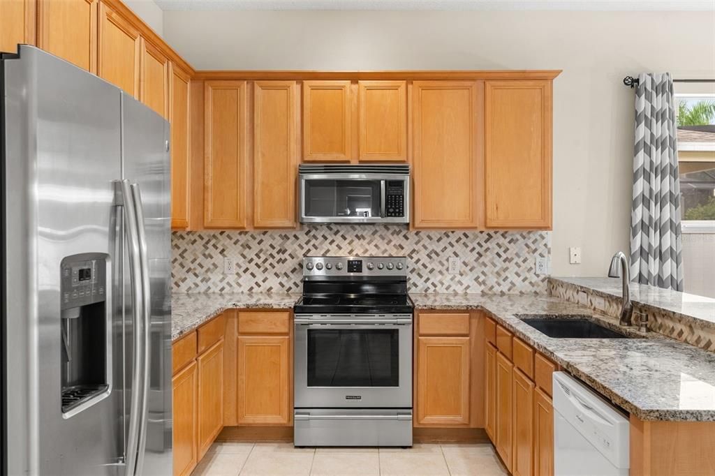 На продажу: $550,000 (4 спален, 2 ванн, 2014 Квадратных фут)