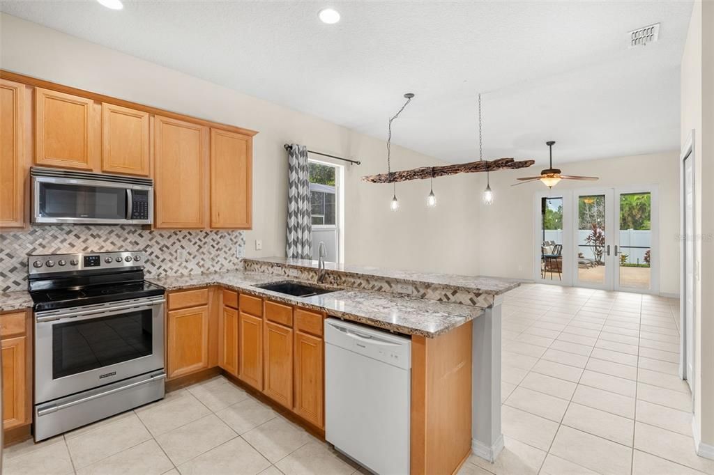 На продажу: $550,000 (4 спален, 2 ванн, 2014 Квадратных фут)