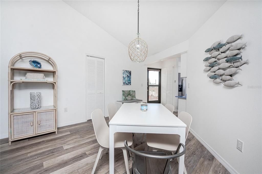 Activo con contrato: $425,000 (2 camas, 2 baños, 762 Pies cuadrados)