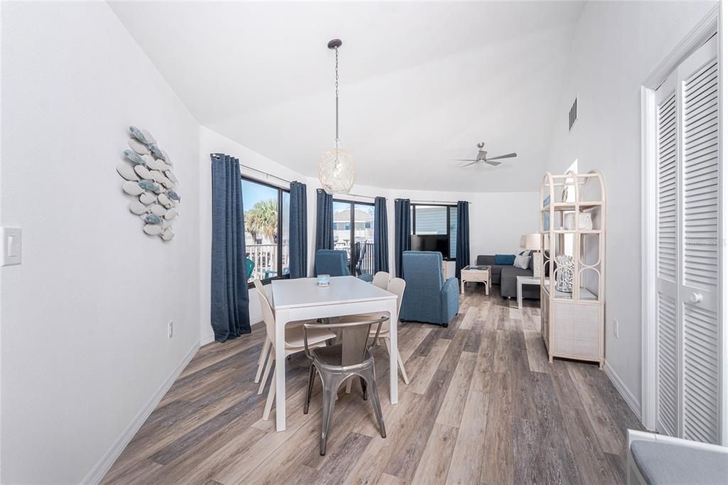 Activo con contrato: $425,000 (2 camas, 2 baños, 762 Pies cuadrados)