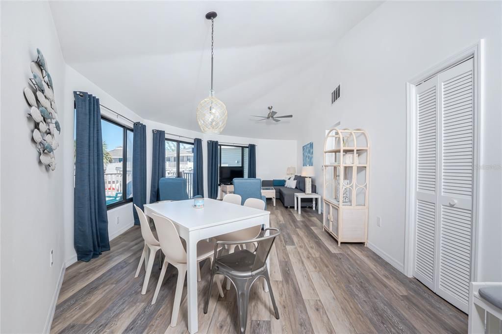 Activo con contrato: $425,000 (2 camas, 2 baños, 762 Pies cuadrados)