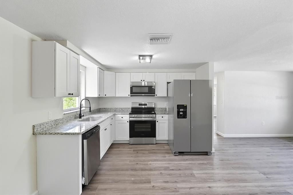 For Sale: $225,000 (3 beds, 2 baths, 1074 Square Feet)