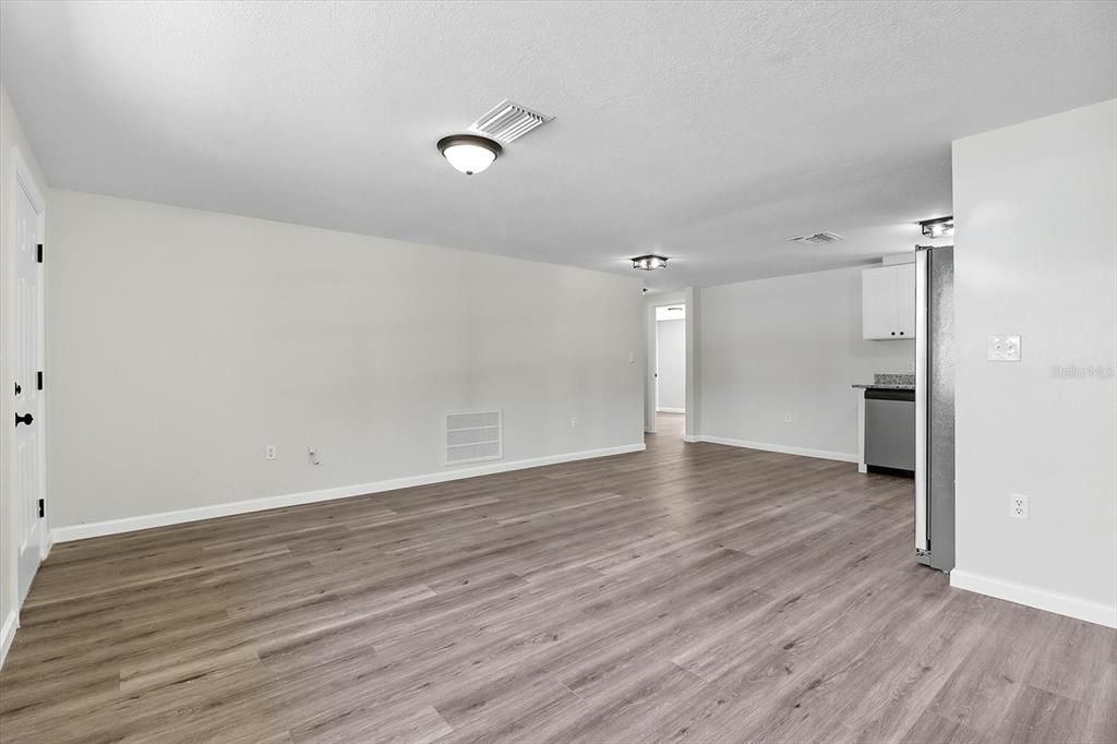 For Sale: $225,000 (3 beds, 2 baths, 1074 Square Feet)