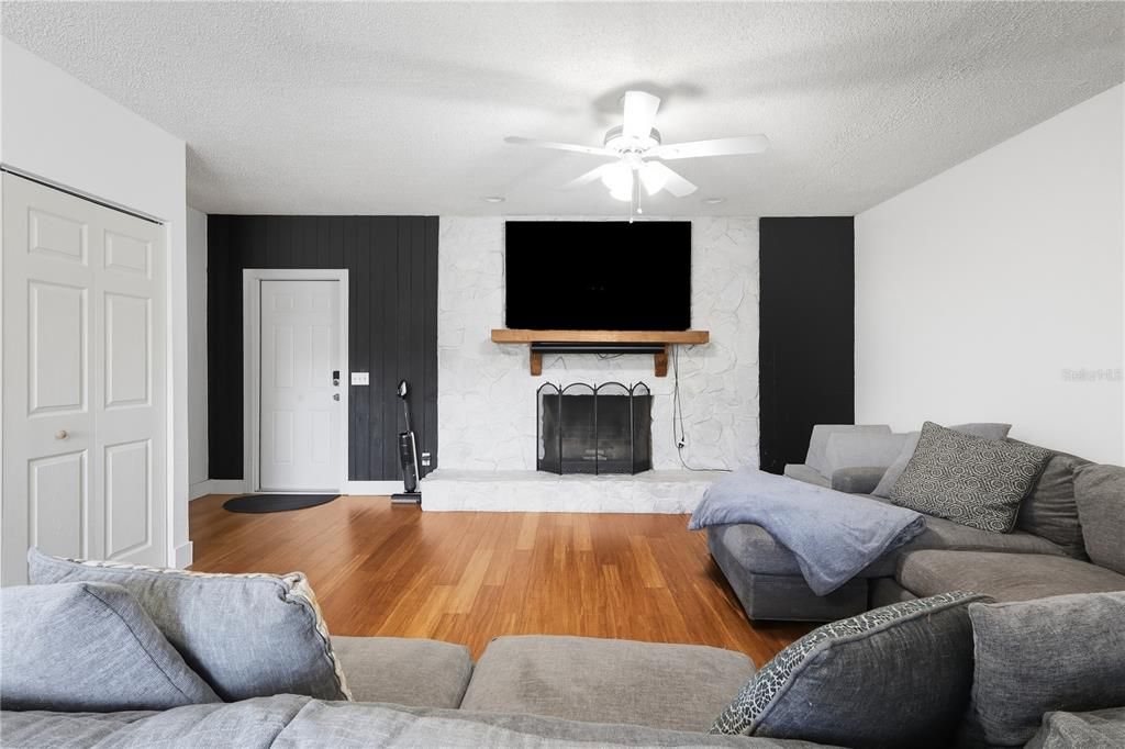 For Sale: $330,000 (3 beds, 2 baths, 1488 Square Feet)