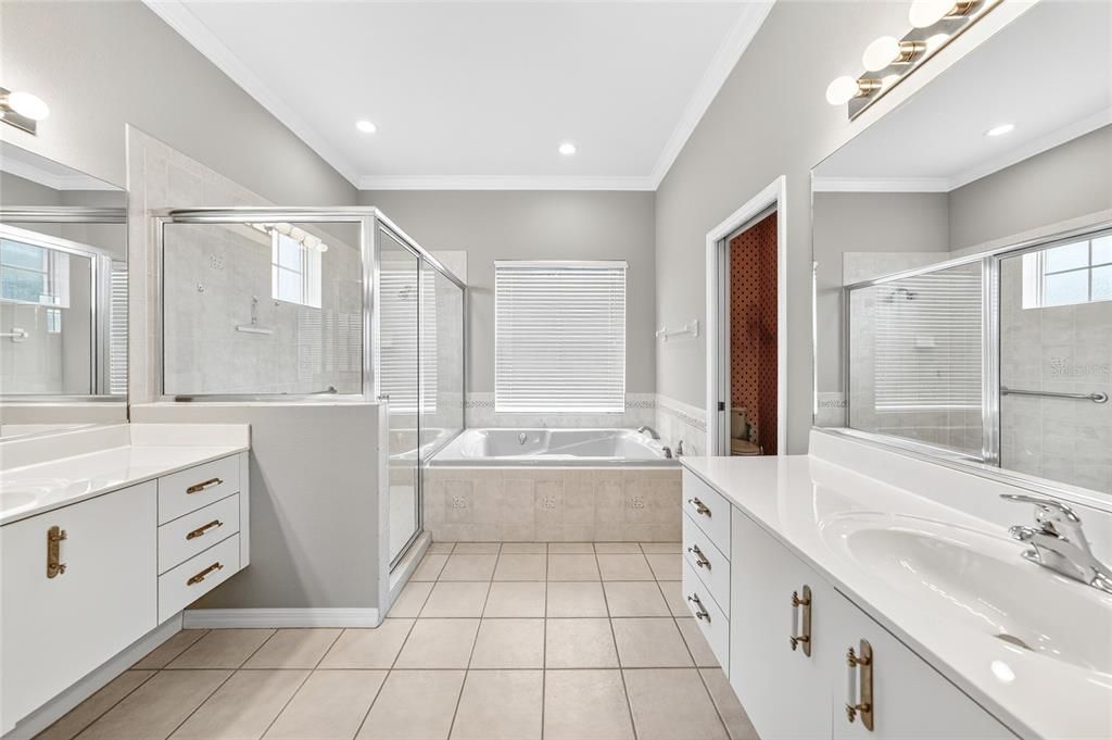 Activo con contrato: $560,000 (3 camas, 3 baños, 2397 Pies cuadrados)