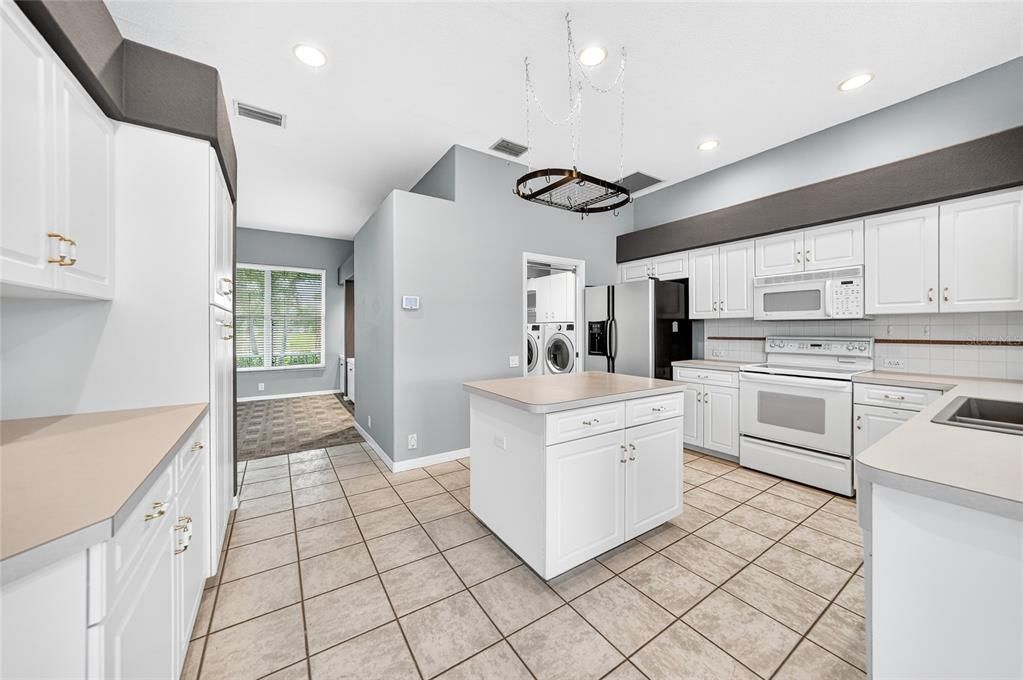 Activo con contrato: $560,000 (3 camas, 3 baños, 2397 Pies cuadrados)