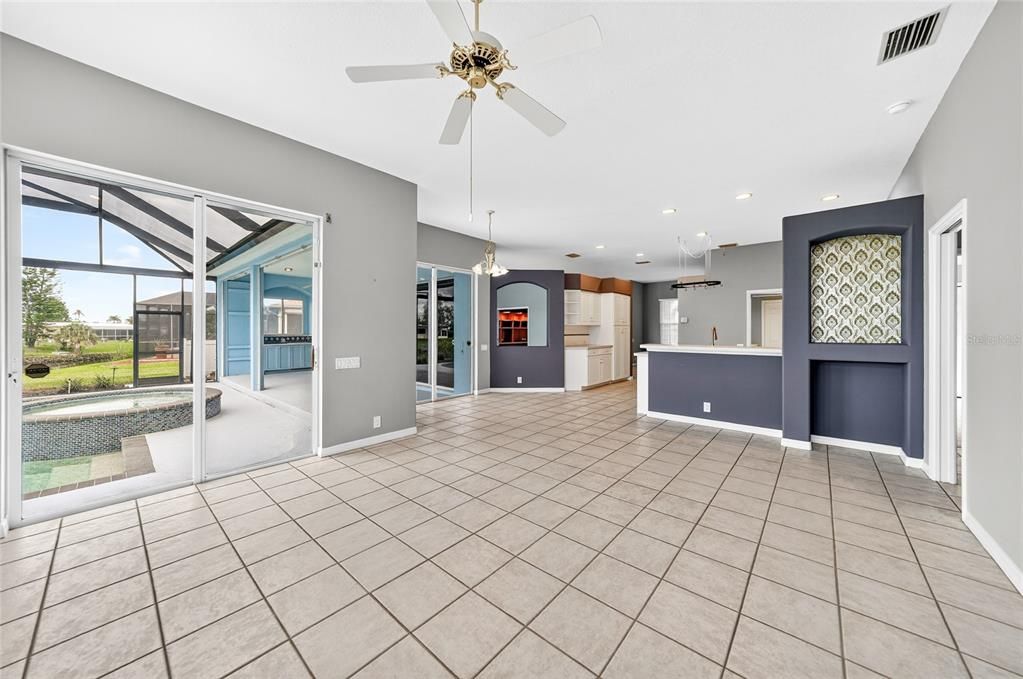 Activo con contrato: $560,000 (3 camas, 3 baños, 2397 Pies cuadrados)