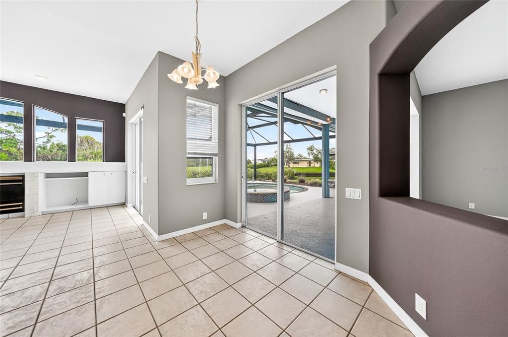 Activo con contrato: $560,000 (3 camas, 3 baños, 2397 Pies cuadrados)