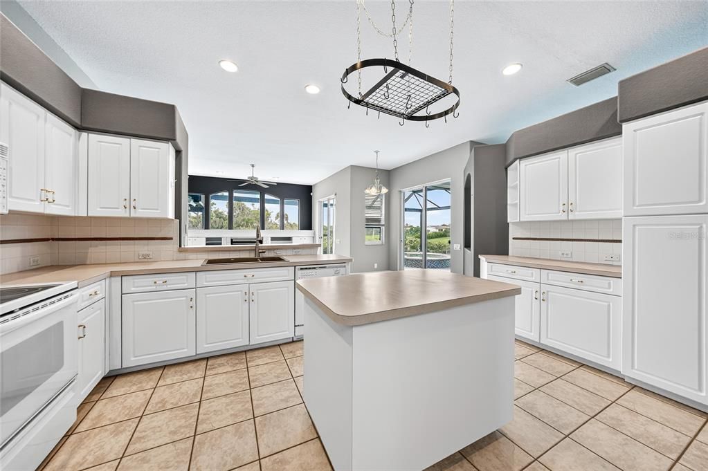 Activo con contrato: $560,000 (3 camas, 3 baños, 2397 Pies cuadrados)