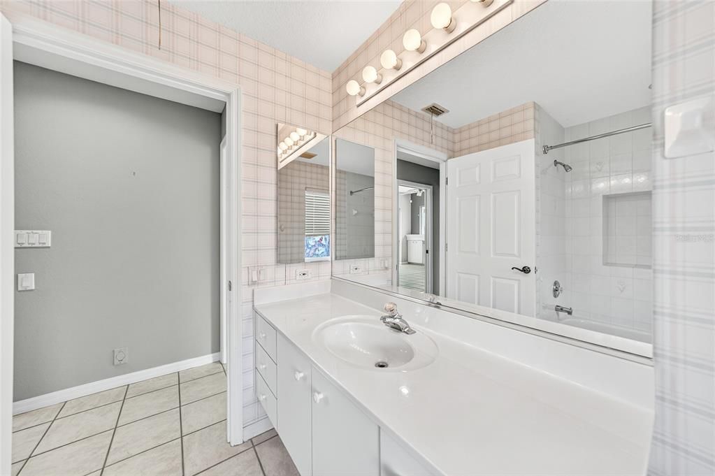 Activo con contrato: $560,000 (3 camas, 3 baños, 2397 Pies cuadrados)