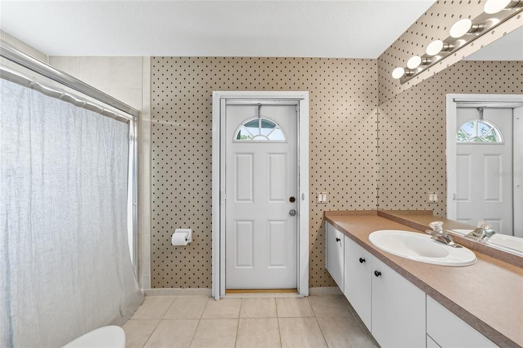 Activo con contrato: $560,000 (3 camas, 3 baños, 2397 Pies cuadrados)