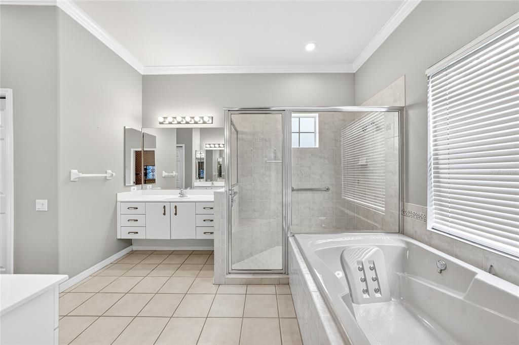 Activo con contrato: $560,000 (3 camas, 3 baños, 2397 Pies cuadrados)