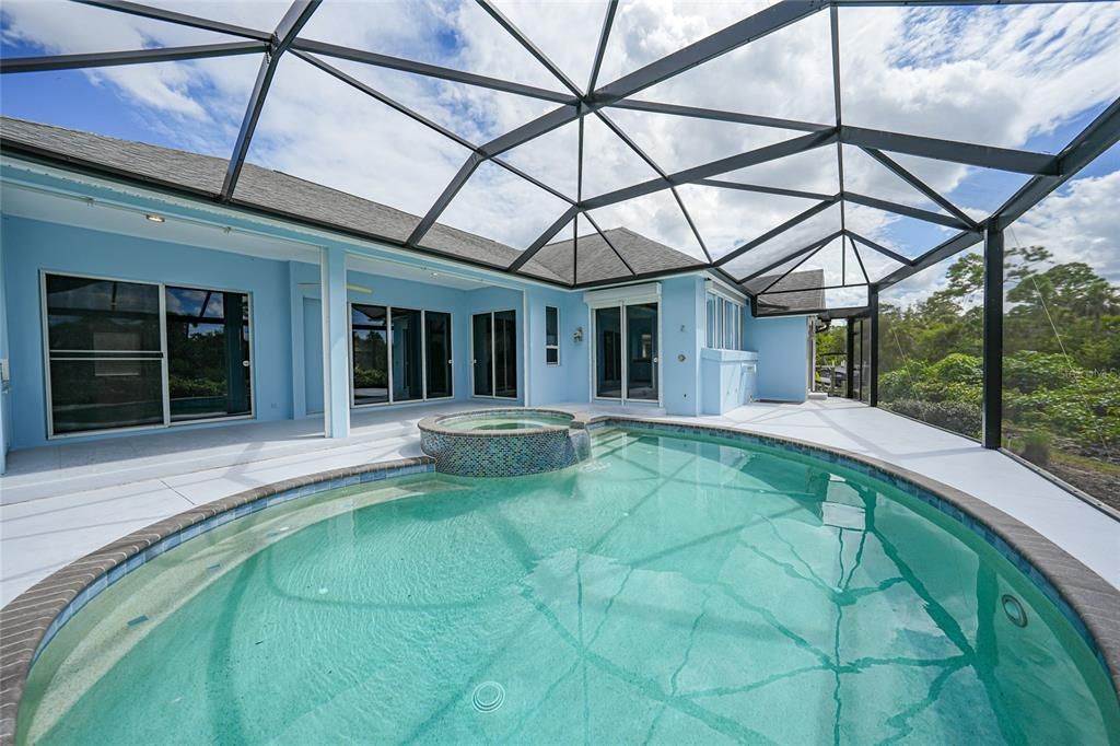 Activo con contrato: $560,000 (3 camas, 3 baños, 2397 Pies cuadrados)