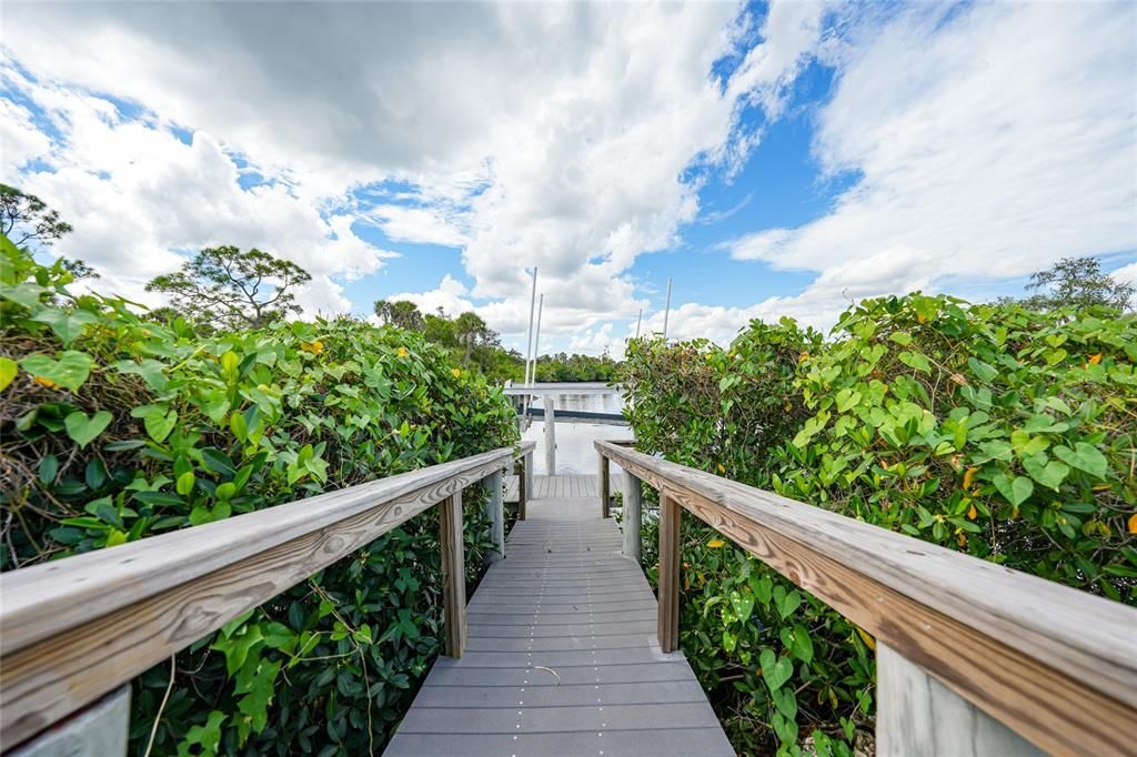 Activo con contrato: $560,000 (3 camas, 3 baños, 2397 Pies cuadrados)