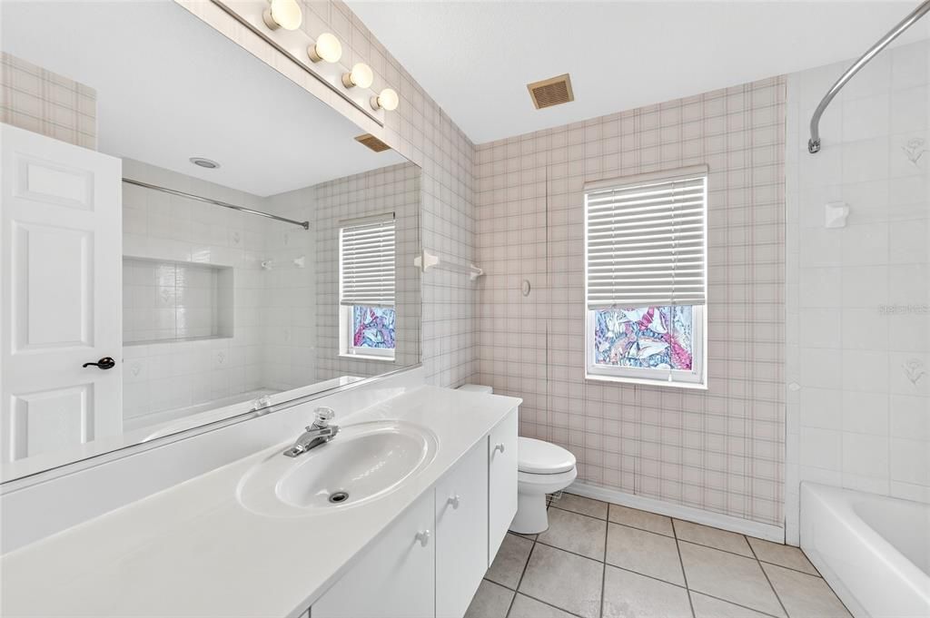 Activo con contrato: $560,000 (3 camas, 3 baños, 2397 Pies cuadrados)