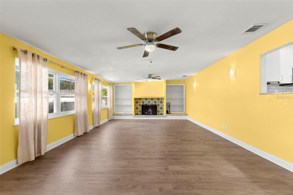 合同活跃: $540,000 (4 贝兹, 2 浴室, 1819 平方英尺)