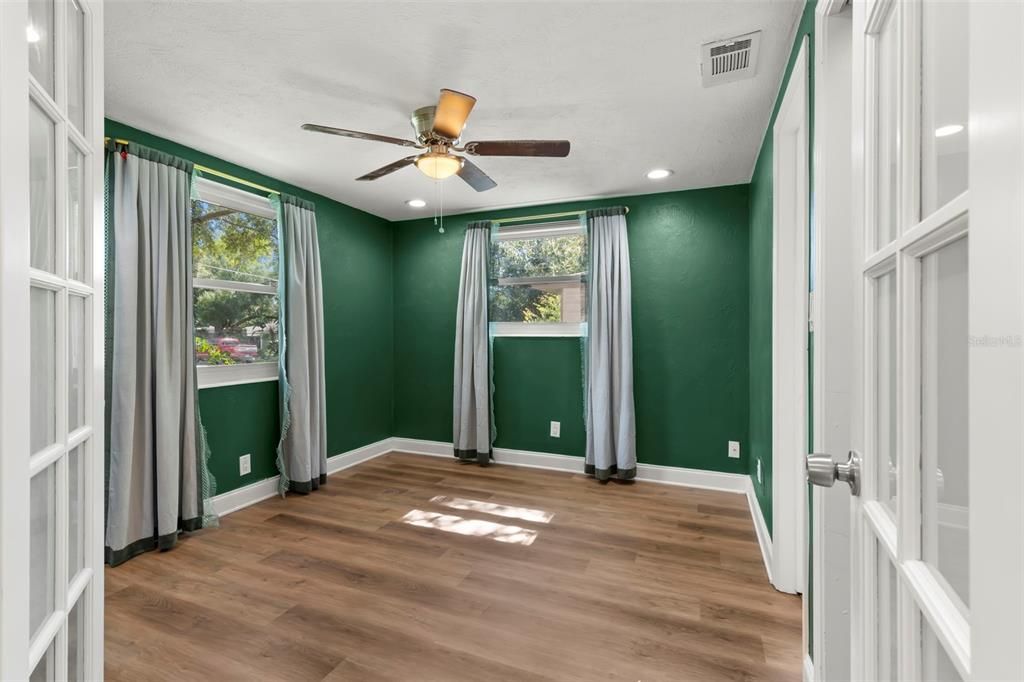 合同活跃: $540,000 (4 贝兹, 2 浴室, 1819 平方英尺)