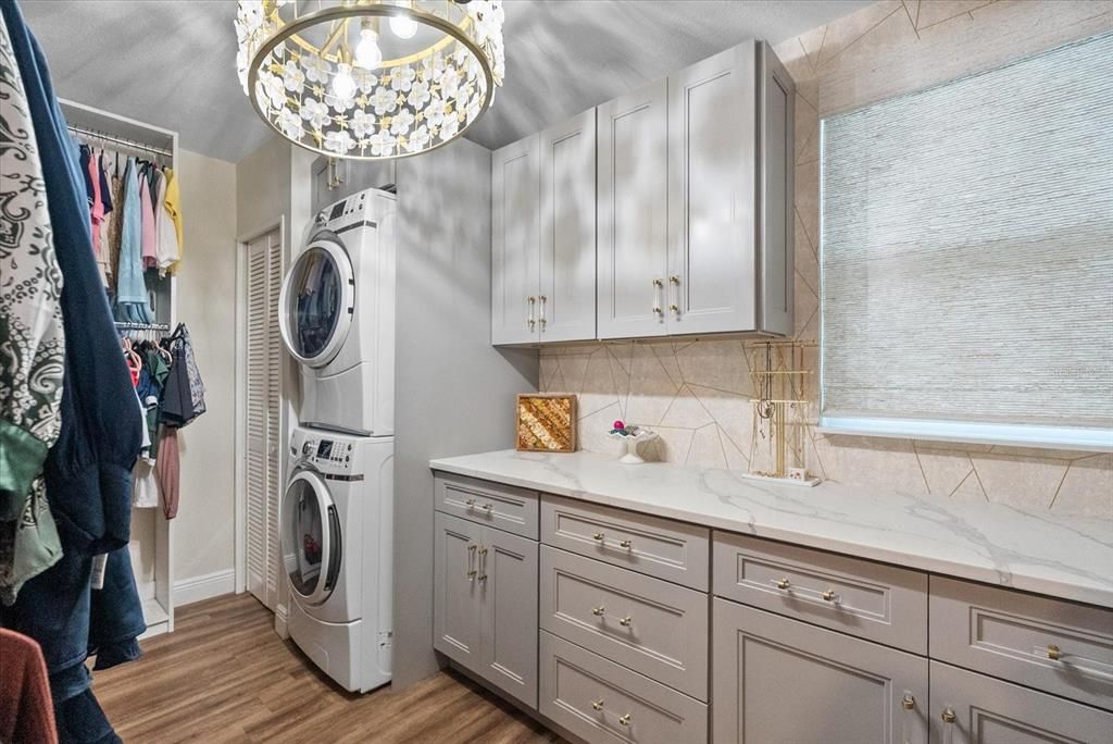 Под контрактом: $725,000 (3 спален, 2 ванн, 1874 Квадратных фут)