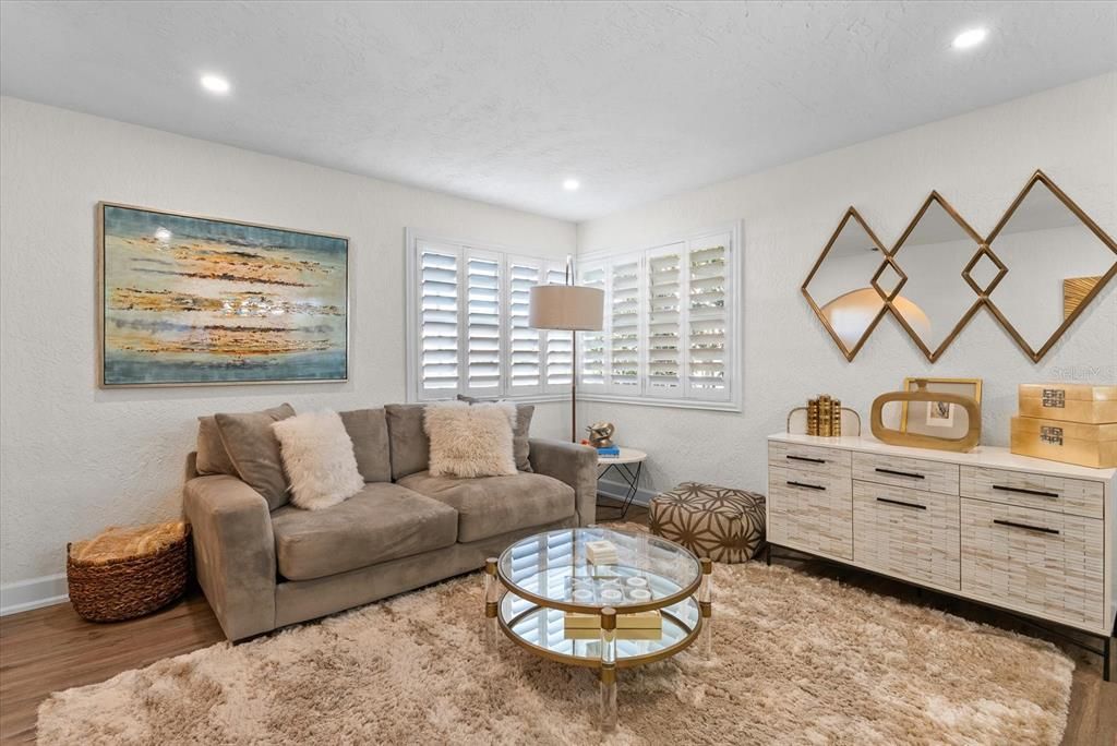 Под контрактом: $725,000 (3 спален, 2 ванн, 1874 Квадратных фут)