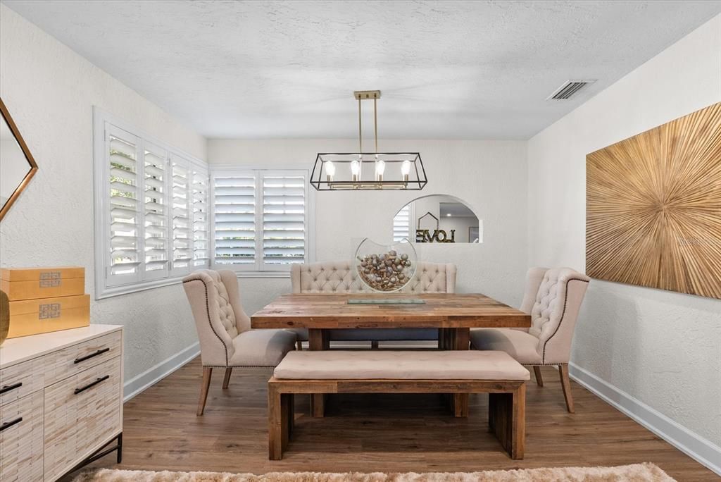 Под контрактом: $725,000 (3 спален, 2 ванн, 1874 Квадратных фут)