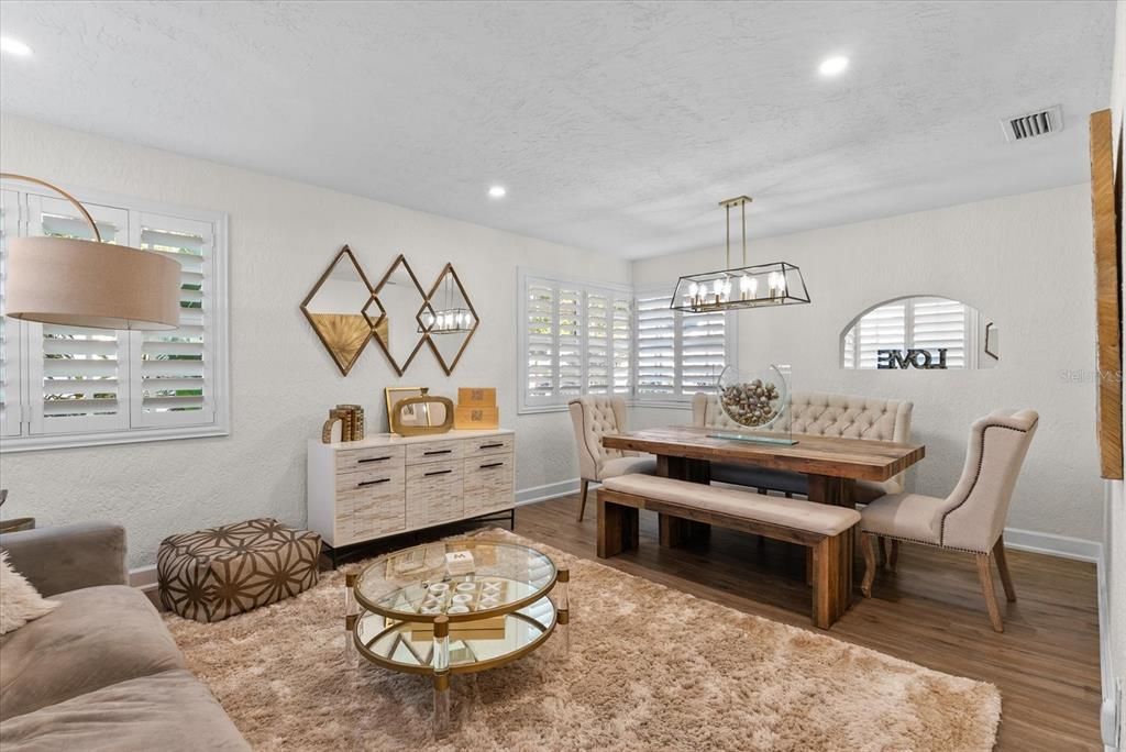 Под контрактом: $725,000 (3 спален, 2 ванн, 1874 Квадратных фут)