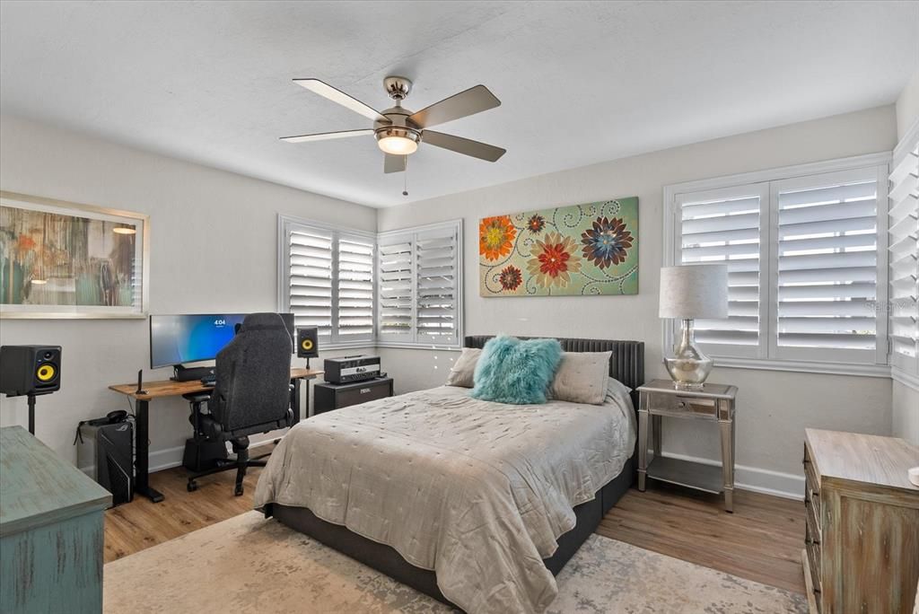 Под контрактом: $725,000 (3 спален, 2 ванн, 1874 Квадратных фут)