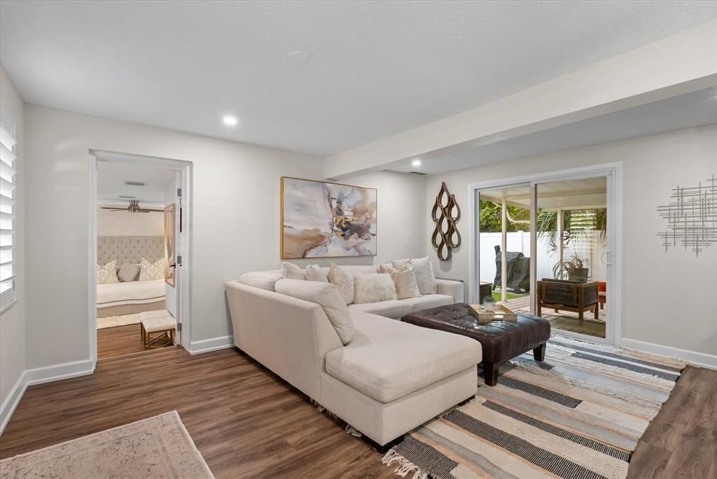 Под контрактом: $725,000 (3 спален, 2 ванн, 1874 Квадратных фут)