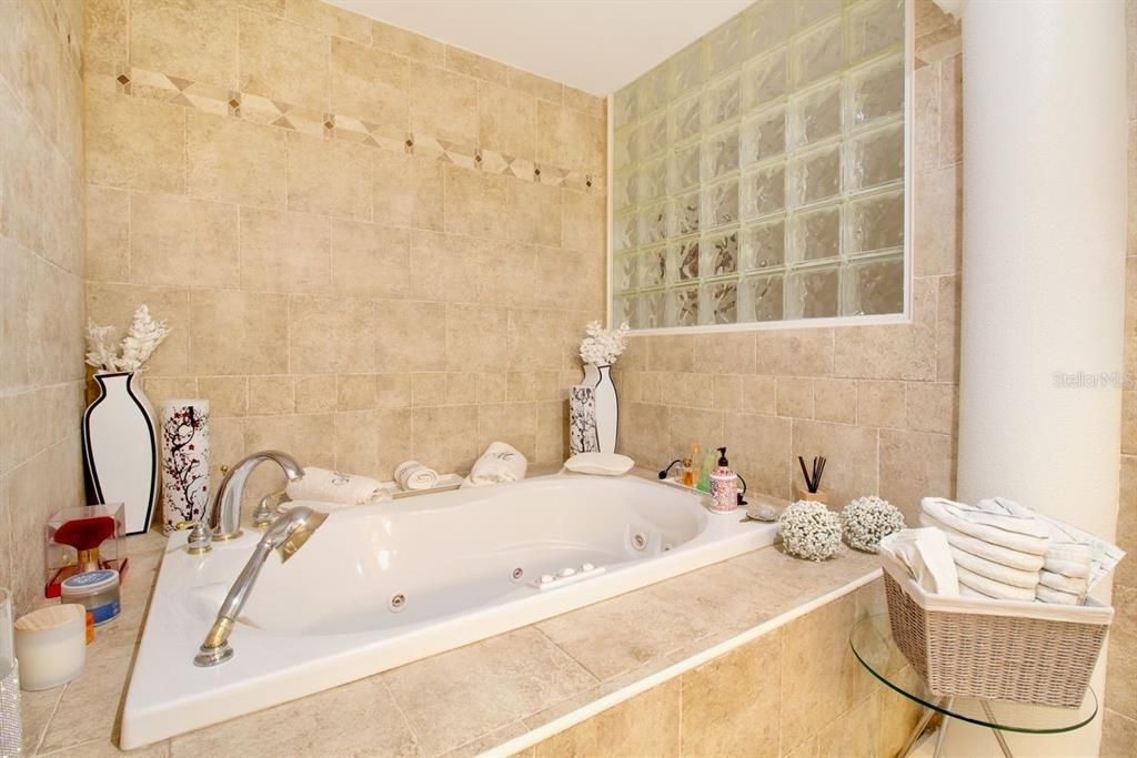 合同活跃: $1,150,000 (4 贝兹, 3 浴室, 3219 平方英尺)