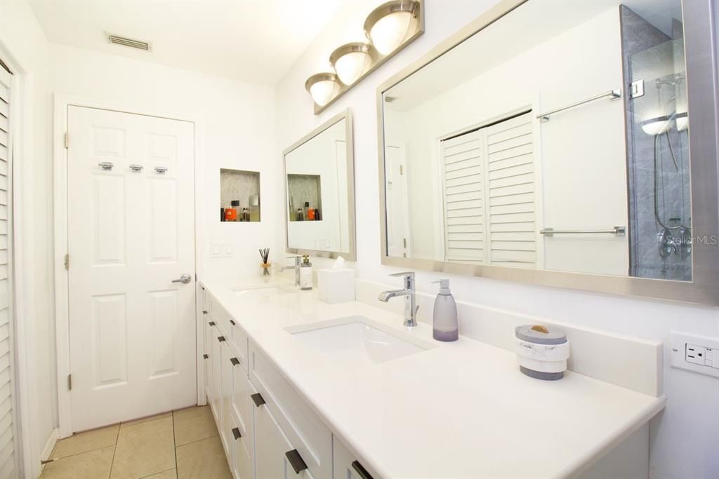 合同活跃: $1,150,000 (4 贝兹, 3 浴室, 3219 平方英尺)