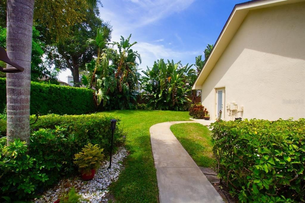 合同活跃: $1,150,000 (4 贝兹, 3 浴室, 3219 平方英尺)