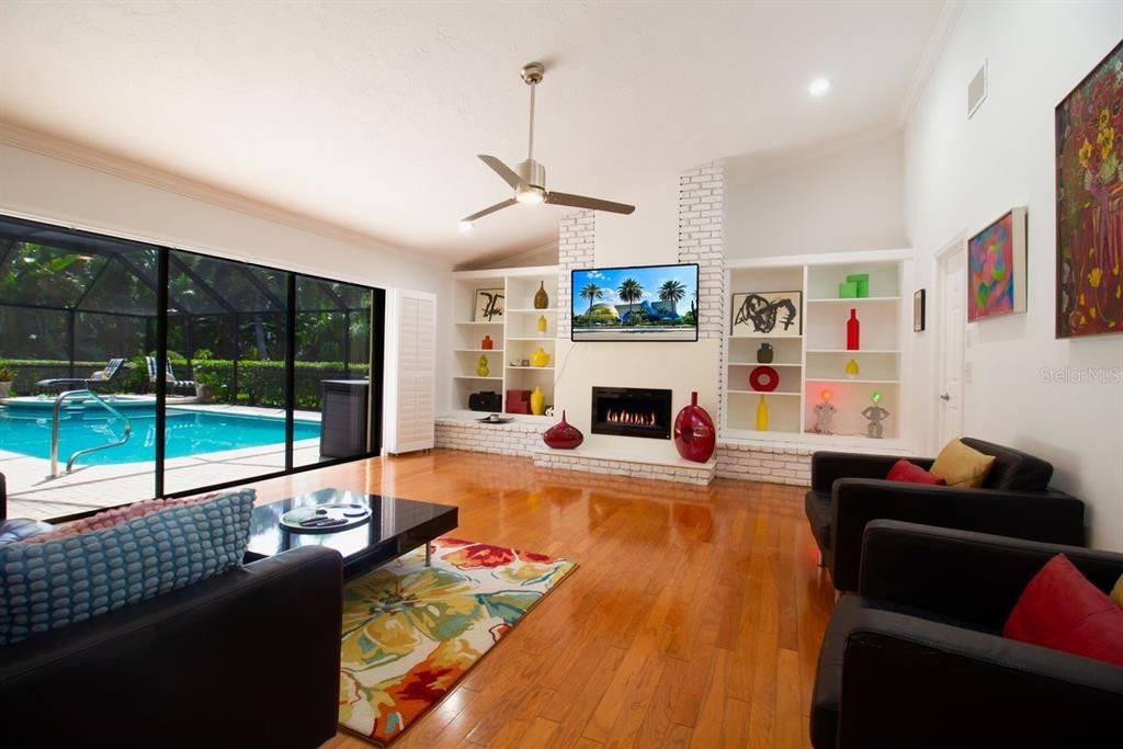 合同活跃: $1,150,000 (4 贝兹, 3 浴室, 3219 平方英尺)