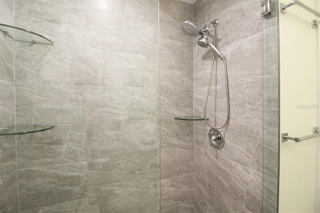 合同活跃: $1,150,000 (4 贝兹, 3 浴室, 3219 平方英尺)