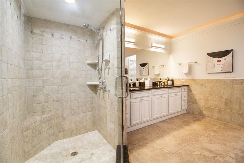 合同活跃: $1,150,000 (4 贝兹, 3 浴室, 3219 平方英尺)