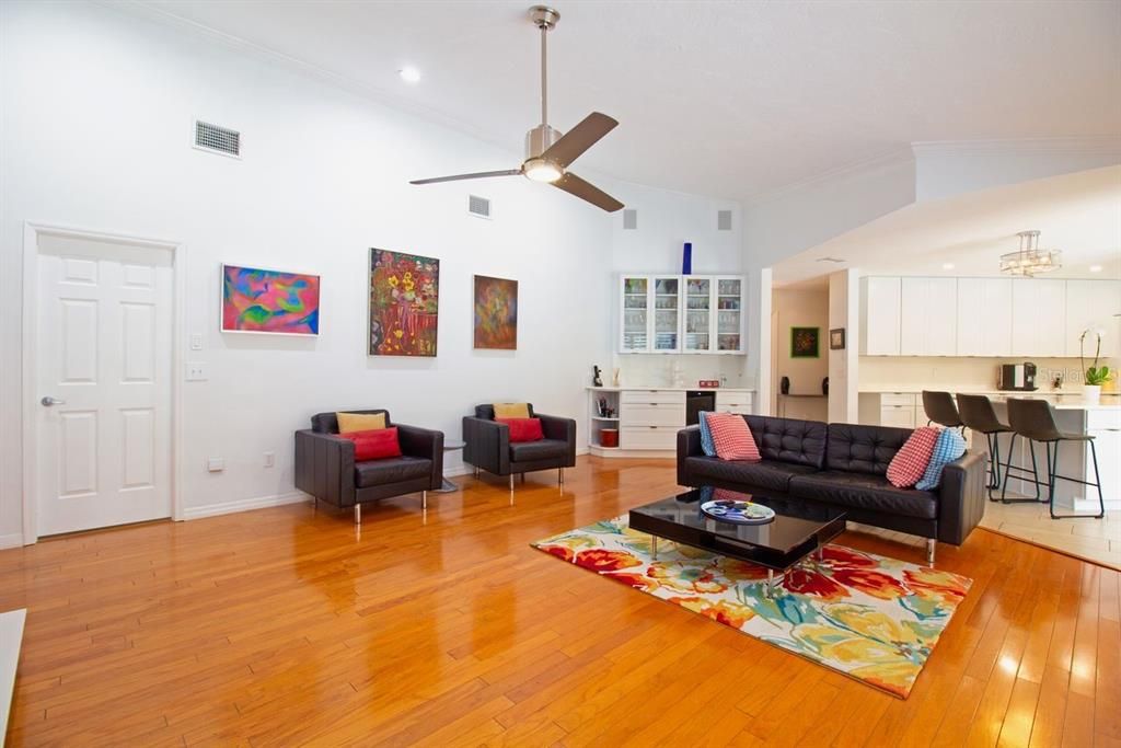 合同活跃: $1,150,000 (4 贝兹, 3 浴室, 3219 平方英尺)