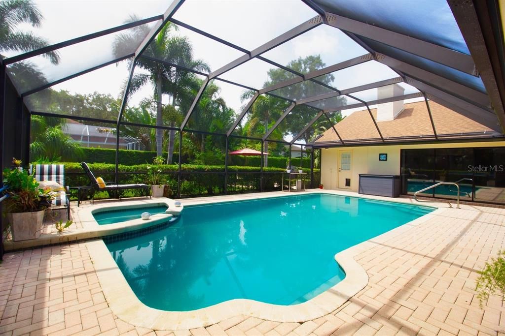 合同活跃: $1,150,000 (4 贝兹, 3 浴室, 3219 平方英尺)