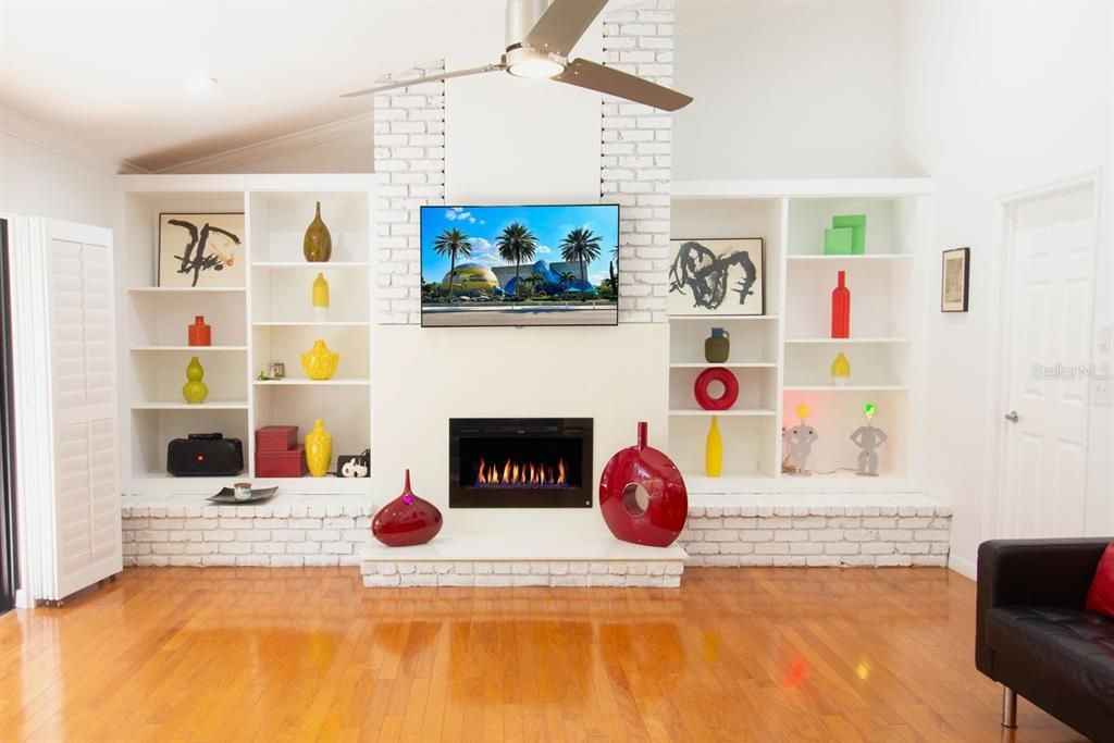 合同活跃: $1,150,000 (4 贝兹, 3 浴室, 3219 平方英尺)