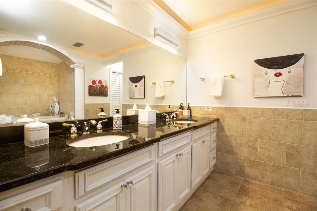 合同活跃: $1,150,000 (4 贝兹, 3 浴室, 3219 平方英尺)