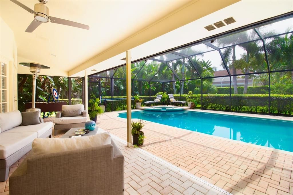 合同活跃: $1,150,000 (4 贝兹, 3 浴室, 3219 平方英尺)