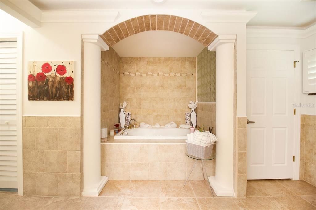 合同活跃: $1,150,000 (4 贝兹, 3 浴室, 3219 平方英尺)