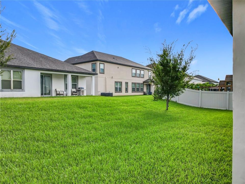 For Sale: $745,000 (7 beds, 4 baths, 4700 Square Feet)