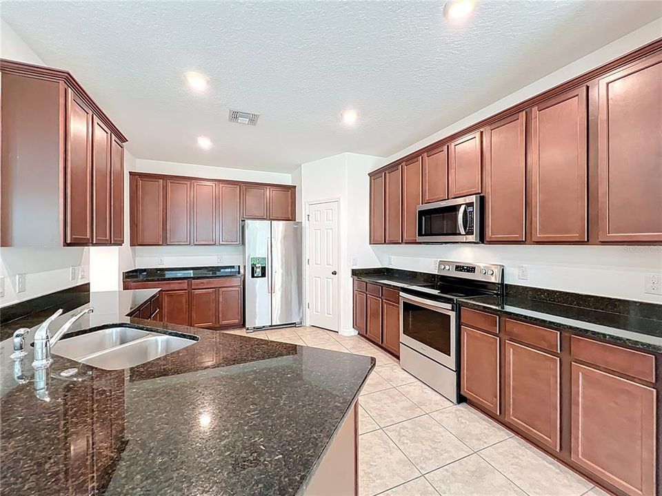 For Sale: $745,000 (7 beds, 4 baths, 4700 Square Feet)