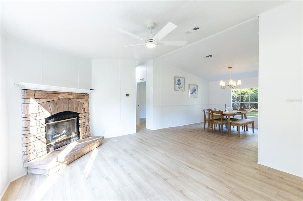 待售: $230,000 (5 贝兹, 2 浴室, 2052 平方英尺)