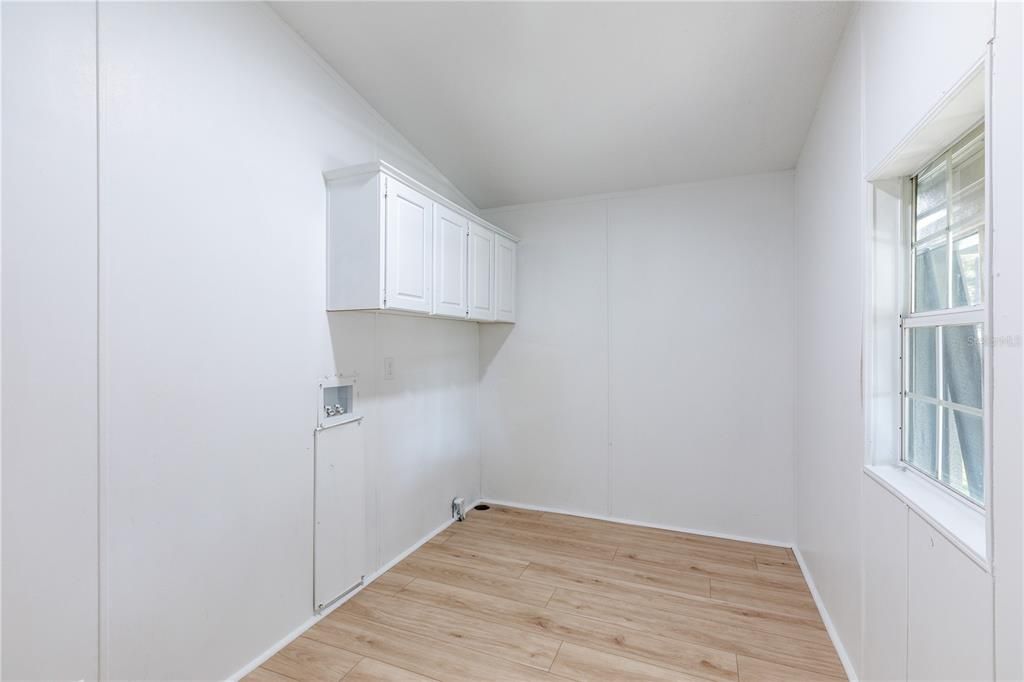 待售: $230,000 (5 贝兹, 2 浴室, 2052 平方英尺)