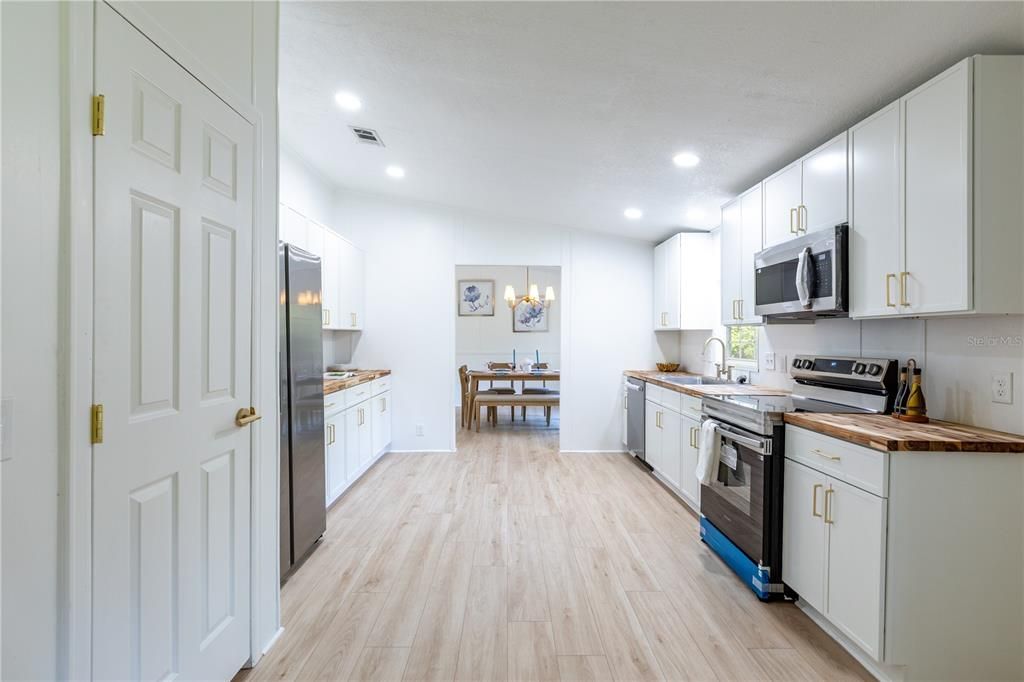 待售: $230,000 (5 贝兹, 2 浴室, 2052 平方英尺)