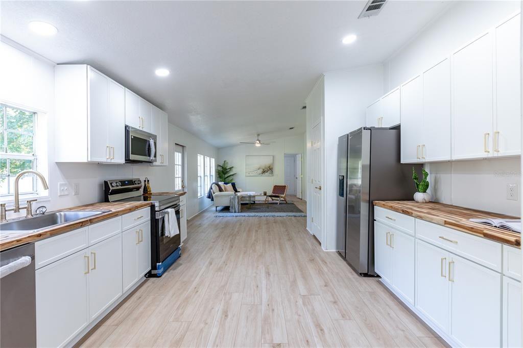 待售: $230,000 (5 贝兹, 2 浴室, 2052 平方英尺)