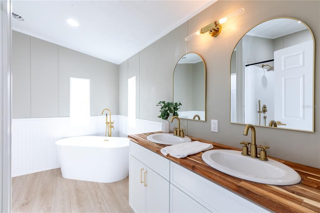 待售: $230,000 (5 贝兹, 2 浴室, 2052 平方英尺)