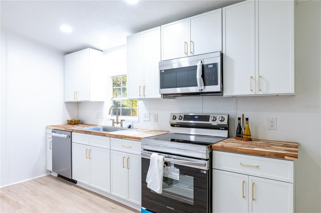 待售: $230,000 (5 贝兹, 2 浴室, 2052 平方英尺)